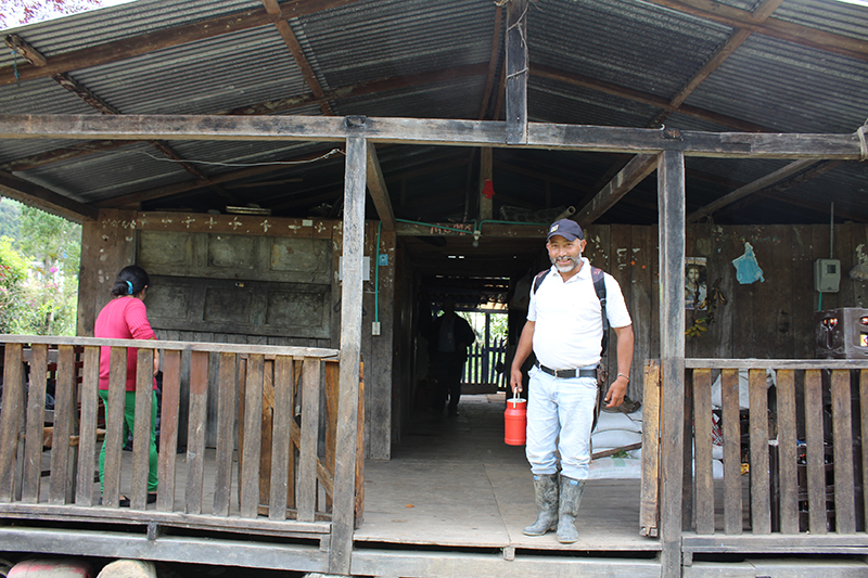 Se alista para llevar el almuerzo a los jornaleros. El rancho fue construido por Tobìas.