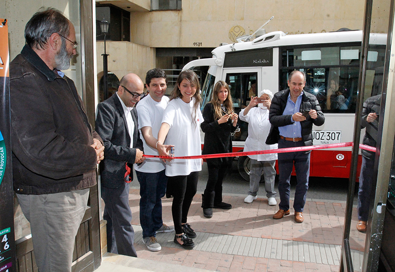 Cortan la cinta en la apertura de la tienda de Tunja: Alejandro Aguirre y Natalia Acevedo; observan, a la izquierda, Guillermo Acevedo y a la derecha, Lina Acevedo y Pedro Felipe Estrada. Foto : Hisrael Garzonroa 