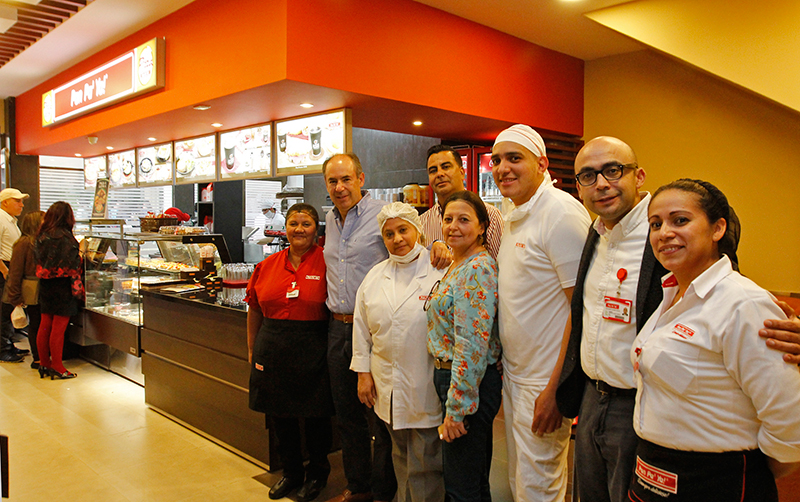 De izquierda a derecha: Mayerly Triana, barista, que hace el mejor café del mundo; Luis Alberto Galindo, director de Talento Humano; Wiston Granizo, el maestro de la Pizza; Ruth Pérez, la jefe de zona; Isabel Ibáñez, la Chef; José Antonio Sierra, el maestro de los sistemas; Pedro Felipe Estrada, el líder de las tiendas; Odilia Herrera, la maestra de las ventas. Foto : Hisrael Garzonroa