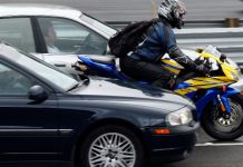 Ciudad, motos y autos