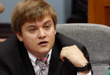 No es momento de actuar bajo colores políticos