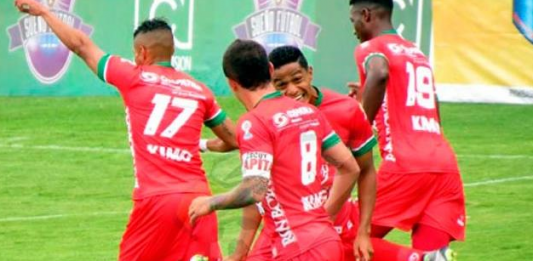 Le tocó bailar con la más fea