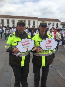 ¿Qué pensarán estos policías, sí tendrán un nuevo pensamiento hoy? Foto | Vía Twitter