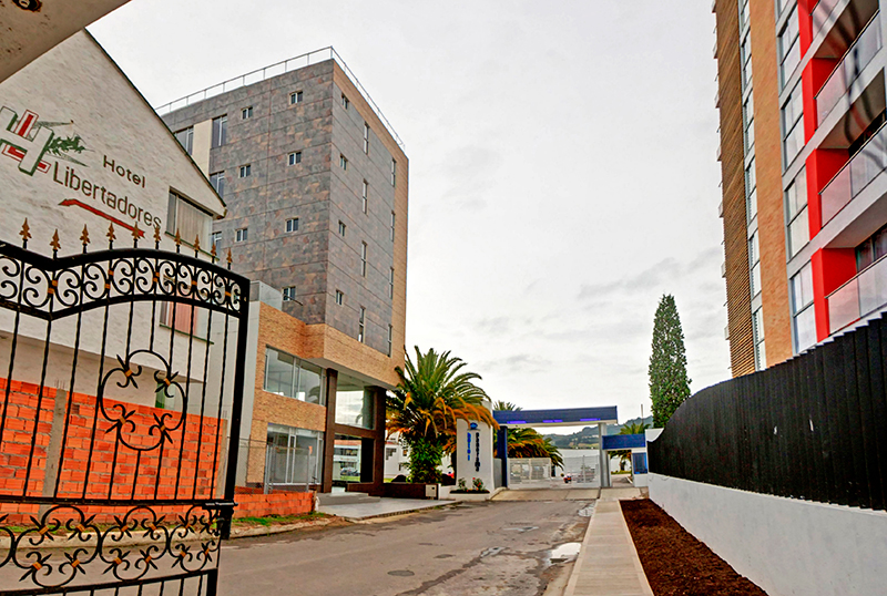 El acceso principal a lo que sería el nuevo hotel esta sobre la entrada principal del Hotel Panorama y al no haber bahía de parqueo los posibles nuevos ocupantes invaden la movilidad de ingreso al Panorama, tampoco cuenta con parqueaderos subterráneos. FOTO / Hisrael Garzonroa – EL DIARIO