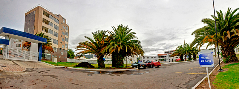 Obsérvese que la fachada del edificio del nuevo hotel, invade los predios del Hotel Panorama; por este lado no hay ningún tipo de acceso, ni área de parqueadero lo que quiere decir que al funcionar tendría que usar los parqueaderos internos del Panorama . FOTO / Hisrael Garzonroa – EL DIARIO