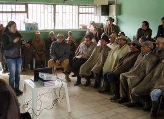 Campesinos sogamoseños con la ruana bien puesta por el medio ambiente