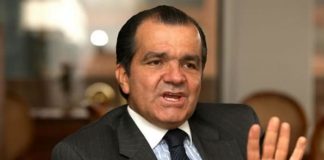 Zuluaga y Ramos se bajan del bus presidencial del Centro Democrático