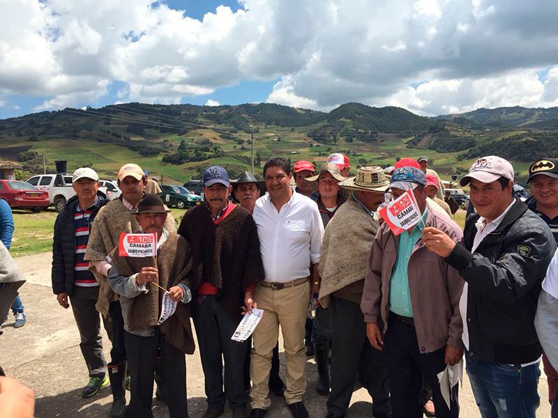 Con los agricultores, que son como todos los de esta región, para los cuales promete trabajar de llegar al congreso.