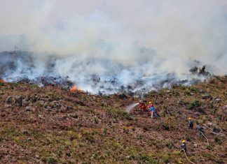 Controlan incendio que hizo arder Cómbita durante tres días