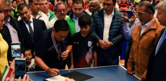 El tenis de mesa sirve de escritorio para firma de ordenanza que impulsa el deporte boyacense