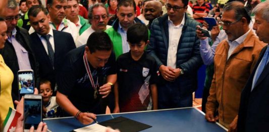 El tenis de mesa sirve de escritorio para firma de ordenanza que impulsa el deporte boyacense