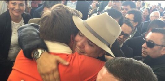 ¿Un abrazo de aval?