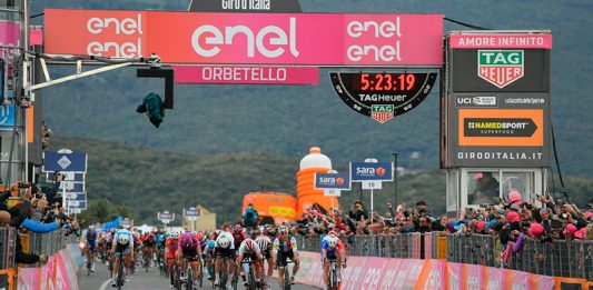 Fernando Gaviria consigue su primer triunfo en el Giro 2019