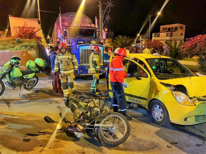 choque-accidente-auto-bomberos