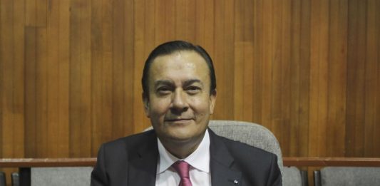 Diputado William Mesa con un pie fuera de la Asamblea