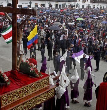 Los 14 pasos del Viacrucis, en imágenes