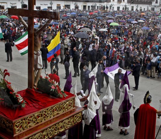 Los 14 pasos del Viacrucis, en imágenes