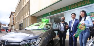 Gobernador entregó carros a ganadores del Boyalotto
