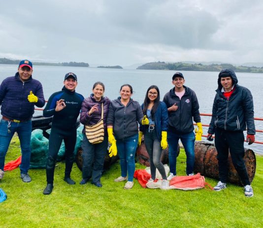 Familia de Aquitania hace artesanías con desechos de la Laguna de Tota