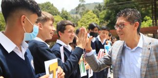 Gobernador, Ramiro Barragán, regresó a su colegio y llevó un gran regalo