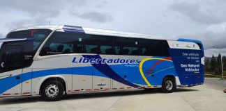 Lanzan primer bus intermunicipal a gas natural que será conducido por una mujer