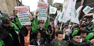 Contrato laboral para los aprendices del SENA, aplausos y reparos