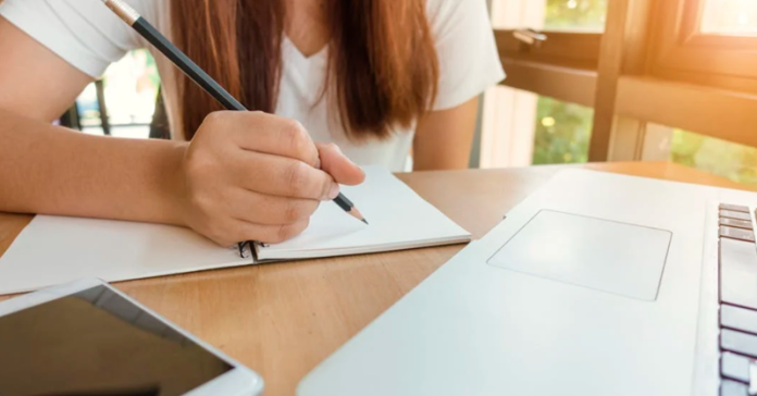mujer-escribir-oficina-papel