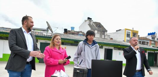 Alcalde Krasnov entregó equipos de tecnología y anunció mejores espacios para el aprendizaje en Tunja