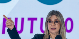 Precandidata presidencial Vicky Dávila expone sus propuestas en Tunja