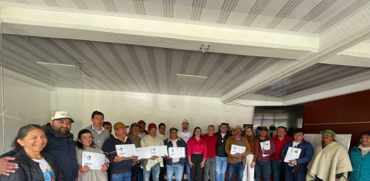 Firmatón de convenios para la construcción de placa huellas en Samacá