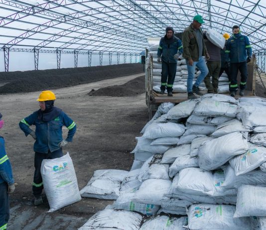 CAR ha entregado más de 25.000 bultos de fertilizante orgánico de buchón de la laguna de Fúquene a las comunidades