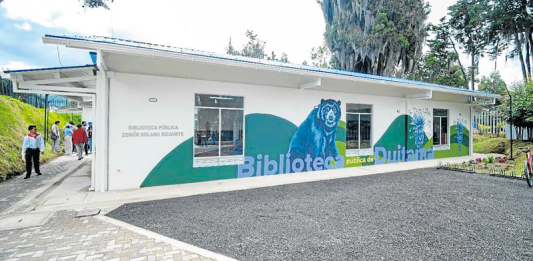 La biblioteca pública de Duitama Zenón Solano Ricaurte recibe su nombre del primer educador que tuvo el municipio