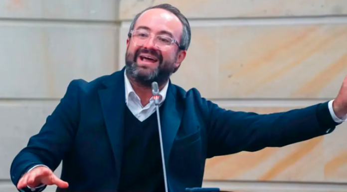 Sigue la polémica por presencia de Ciro Ramírez en plenarias del Senado